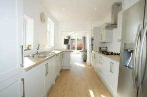 Modern 4 bed house near city centre/Chester Zoo